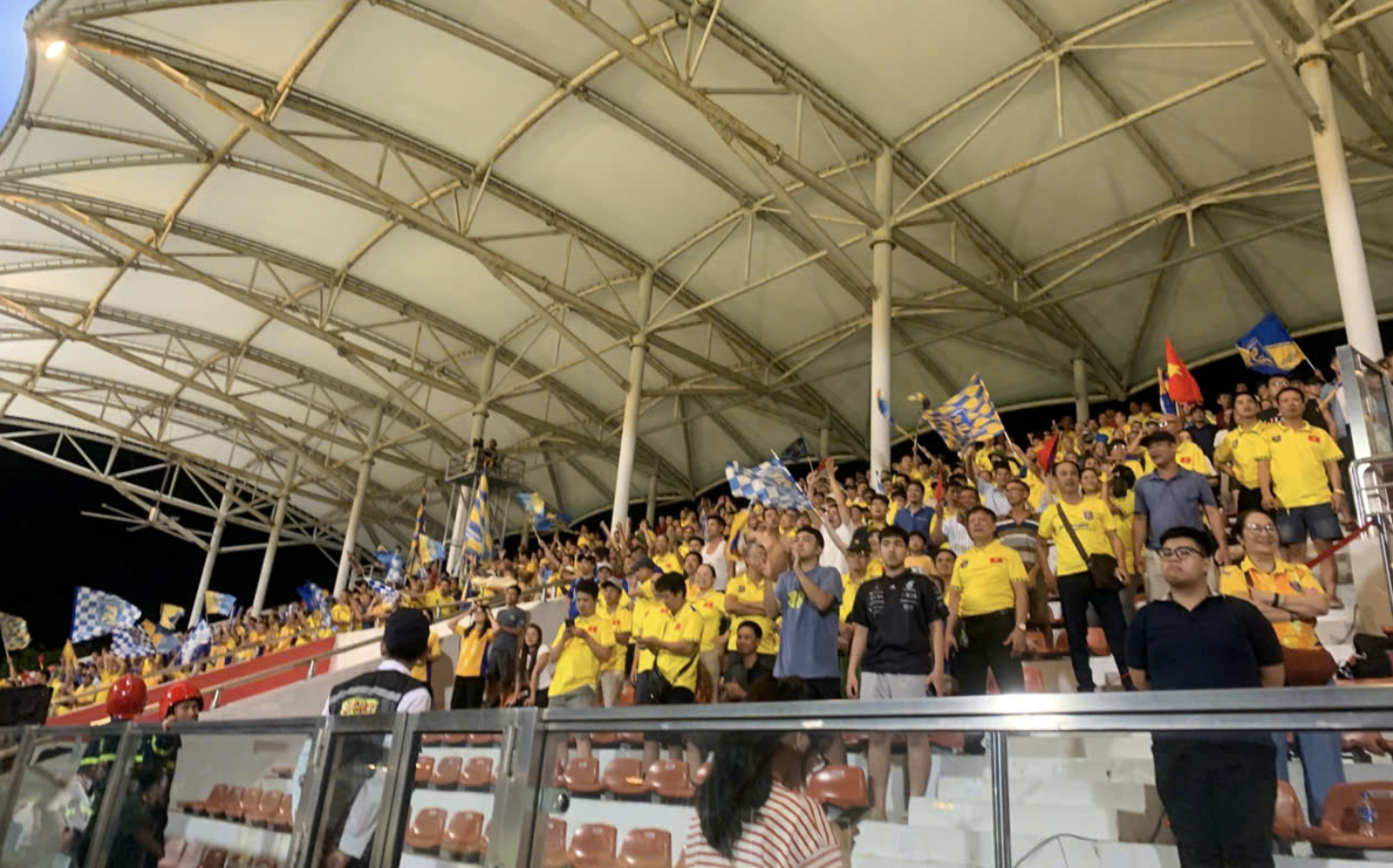 Kh&aacute;n giả cổ vũ tại s&acirc;n b&oacute;ng PVF