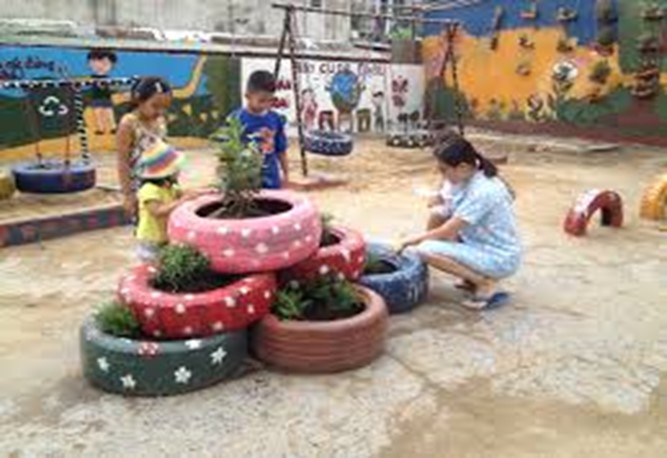 Kh&aacute;nh th&agrave;nh s&acirc;n chơi thiếu nhi bằng vật liệu t&aacute;i chế