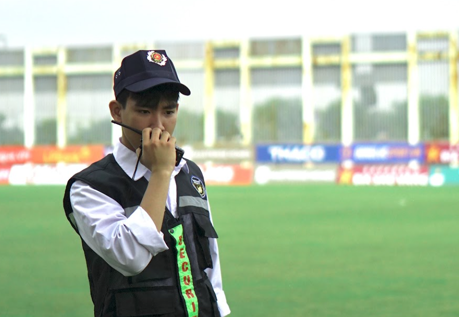 Nh&acirc;n vi&ecirc;n bảo vệ Sao Khu&ecirc; Security đảm bảo an ninh tại giải b&oacute;ng đ&aacute; PVF